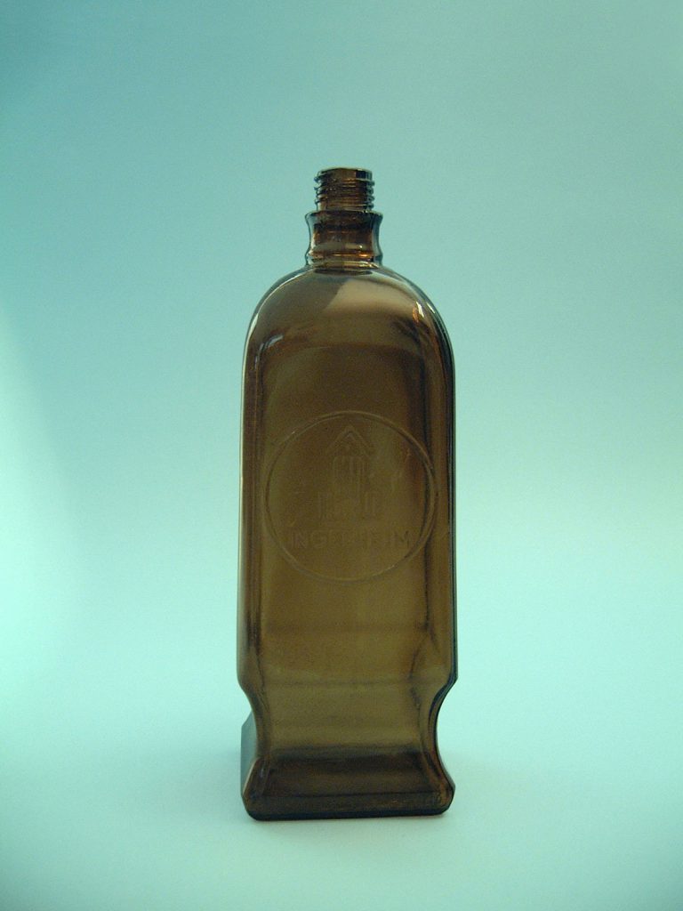 Bruine medicijnfles van suikerglas. Hoogte 26 cm x diameter ø 8,5 cm. 4 hoekig , 26 cm x ø 8,5 cm.