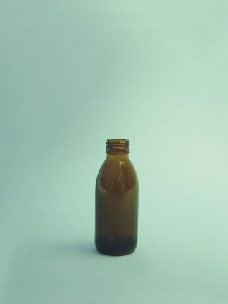 Medicijnflesje van bruin suikerglas. 100 ml. 11,5 cm x ø 4,5cm.