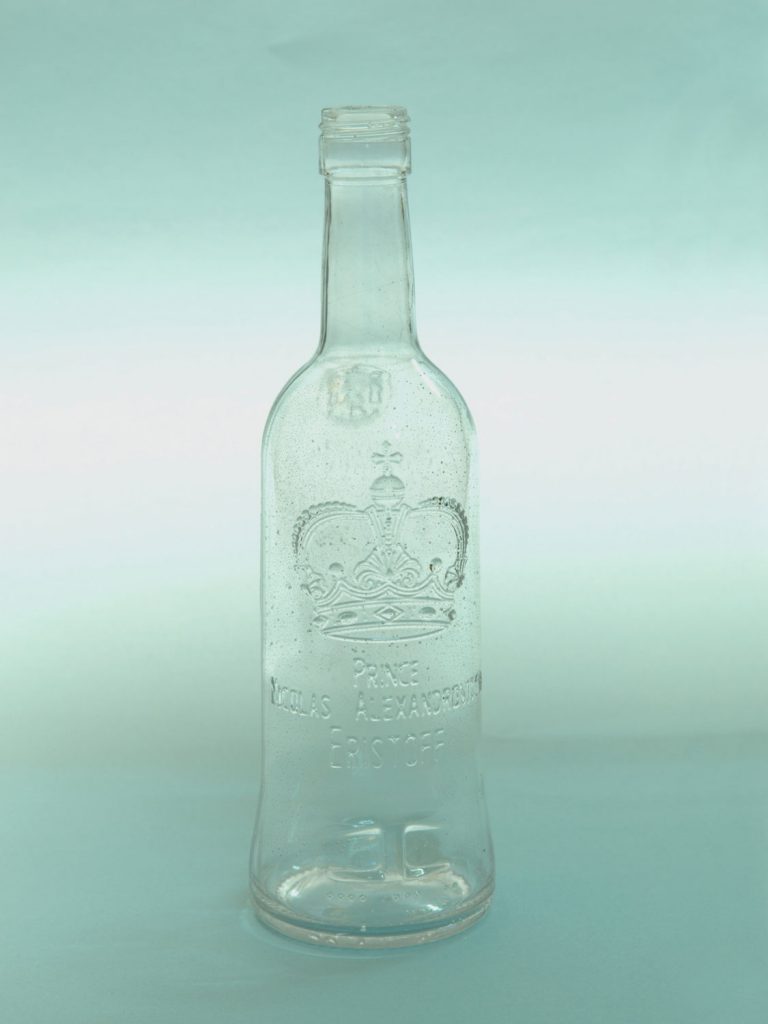 Suikerglas Vodka Eristoff fles. Hoogte 26,5 x ø 7,5 cm. Doorzichtig suikerglas.