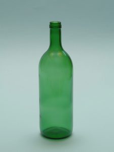 Rode Wijnfles van suikerglas, 1 liter, groen,. Hoogte x Diameter:29 x ø 8,5 cm.