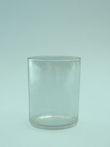Waterglas van suikerglas. 9 centimeter hoog en 7.3 cm in doorsnede.