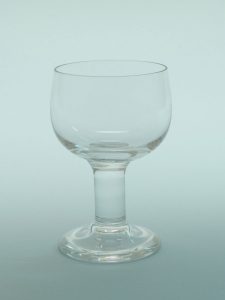 Sugar glass breakaway wine glass, short stem. Size: 12 x 8 Cm.