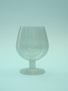 Cognacglas 12,5 x 9 cm. Breekbaar nepglas.
