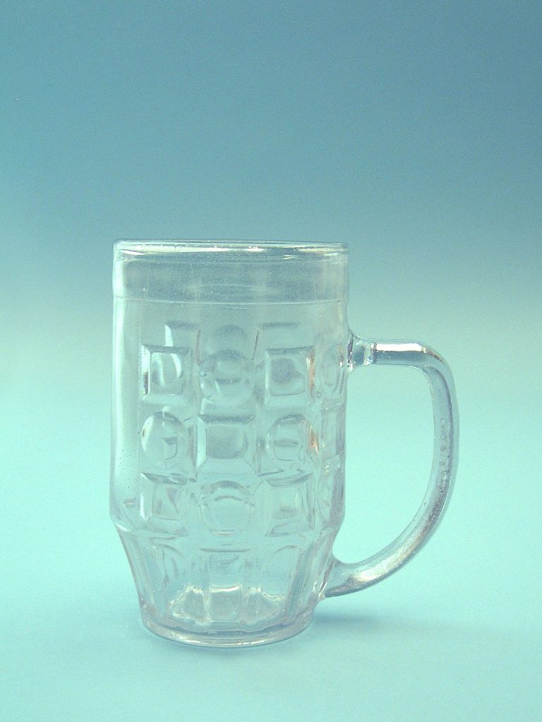 Bierpul van suikerglas, doorzichtig. 0,5L. 16 x 9,8 cm.