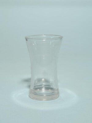 Jeneverglas / shotglaasje van suikerglas.