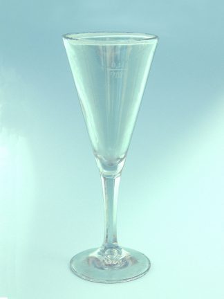 Sektglas gemaakt van suikerglas. Lange steel-conisch, HxB.19,5 x 7,5 cm.