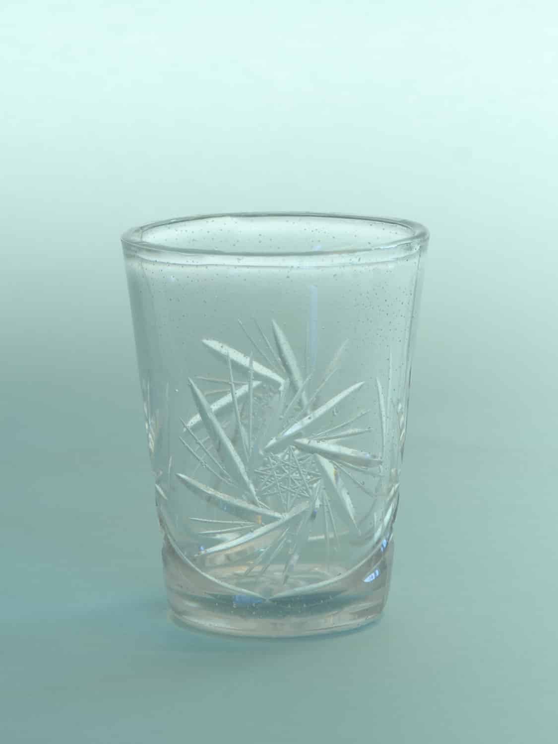 Filmglas, stuntglas Whiskyglas geslepen. H*B is: 9,3 x 7,4 cm.