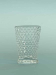 Voor je videoclip dit suikerglas Whiskyglas. Geslepen ruitmotief, HxB 10,5 x 7,5 cm.