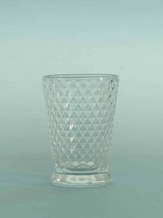 Voor je videoclip dit suikerglas Whiskyglas. Geslepen ruitmotief, HxB 10,5 x 7,5 cm.