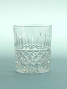 Stuntglas breakaway Whiskyglas, Kristal geslepen. H*B 10 x 8,2 cm.