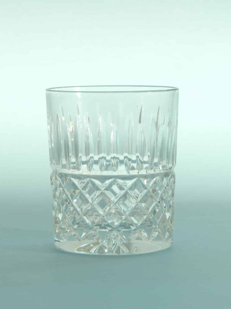 Stuntglas breakaway Whiskyglas, Kristal geslepen. H*B 10 x 8,2 cm.