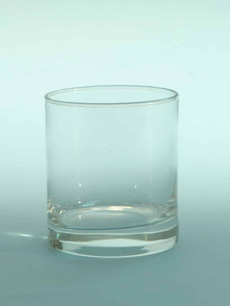 Smooth, sugar glasses, cylindrical cut whiskey glass. H * W 10 x 8.7 cm.