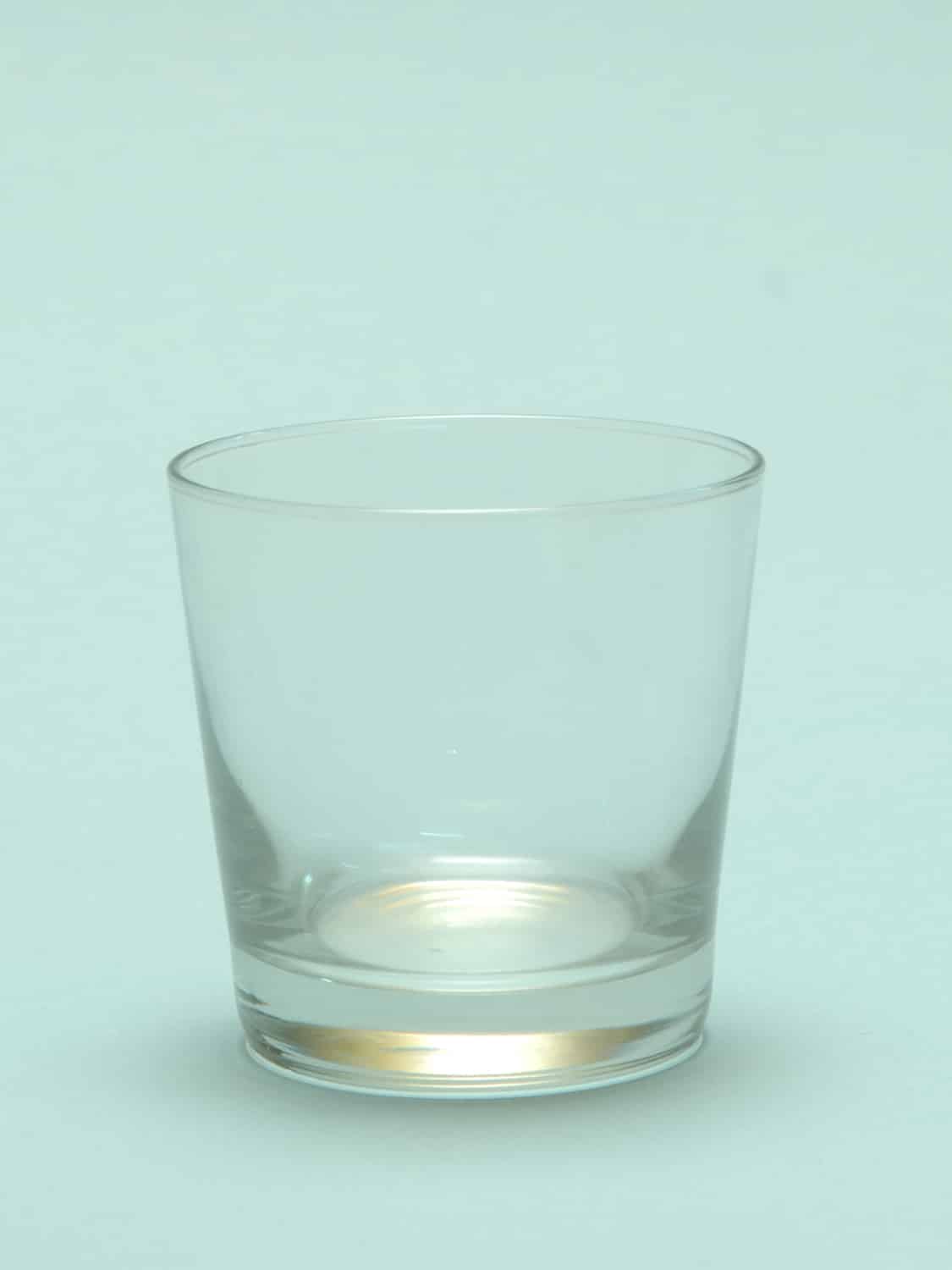 Suikerglas voor film, video opnames. Whiskyglas glad conisch, H*B 8,2 x 8,3 cm.