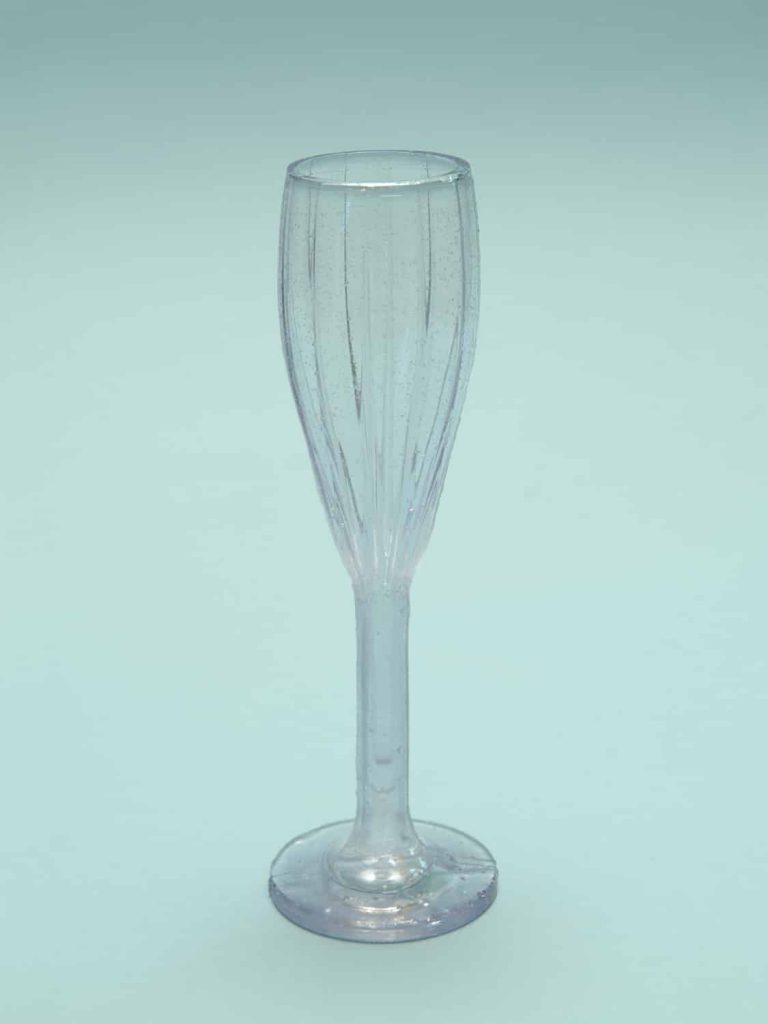 Stuntglas of filmglas, Champagneglas met ribbel 22,5 x 7 cm. Gemaakt van speciaal suikerglas.