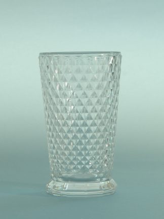 Safety glass for film and TV. Long drink glass with checkered motif. Dimensions: 22.5 x 7 cm