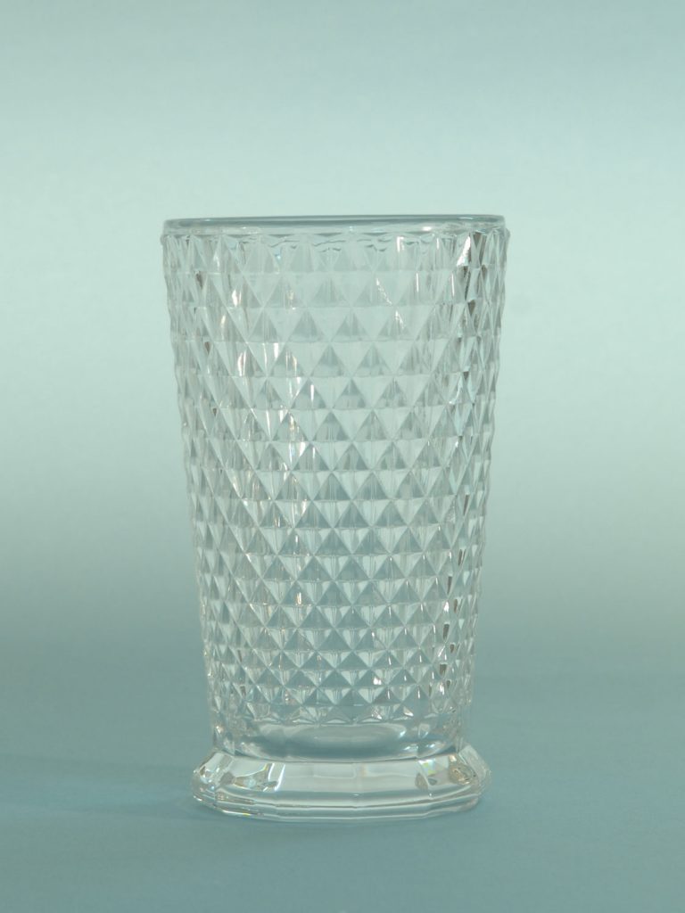 Veiligheidsglas voor film en TV. Longdrinkglas met geruit motief. Afmeting: 22,5 x 7 cm