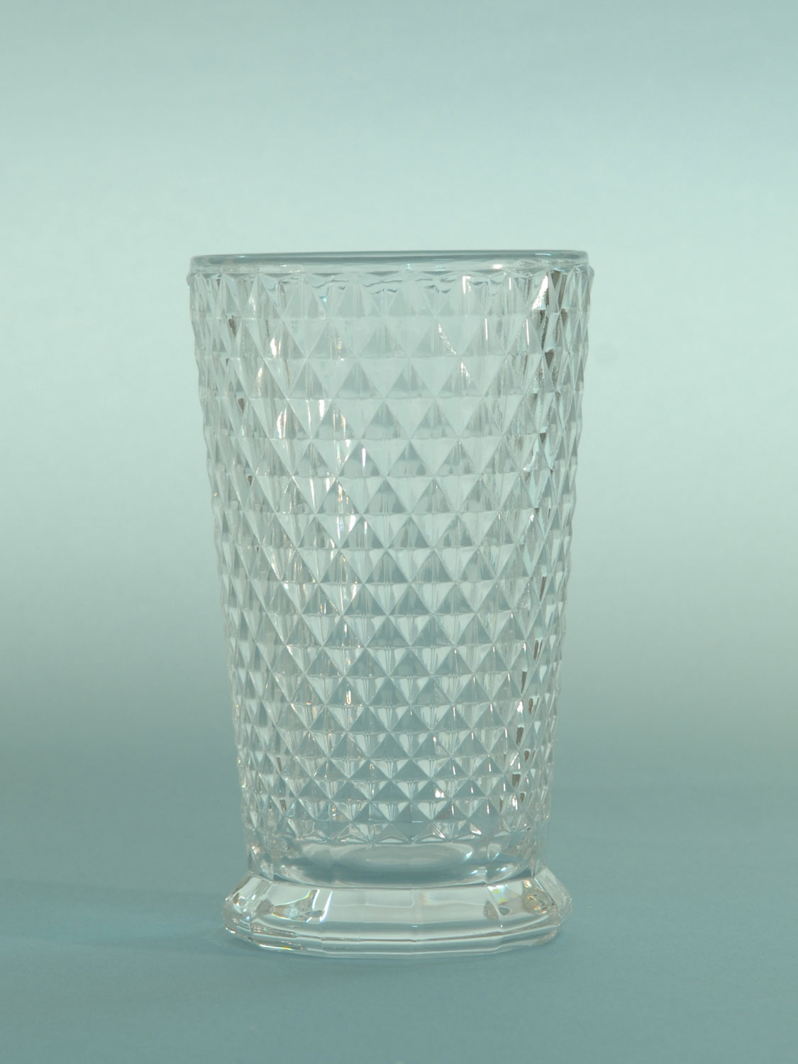 Safety glass for film and TV. Long drink glass with checkered motif. Dimensions: 22.5 x 7 cm