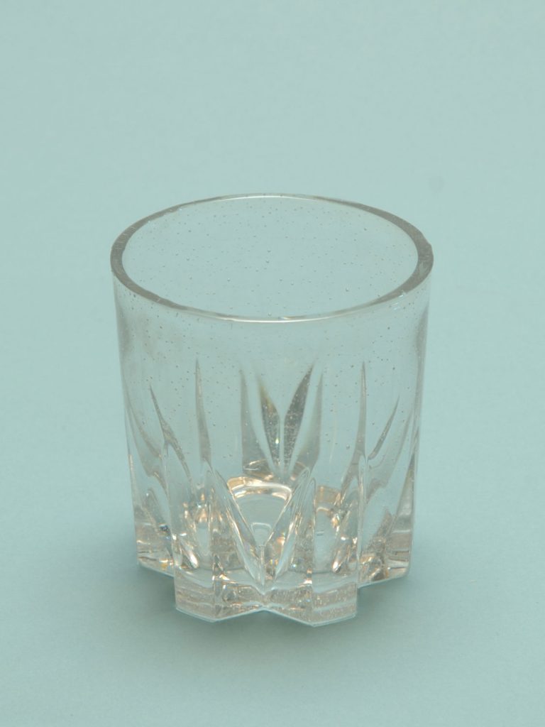 Veiligheisglas op je filmset! Whiskyglas met sterbodem. Afmeting: 9 x 8,3 cm.