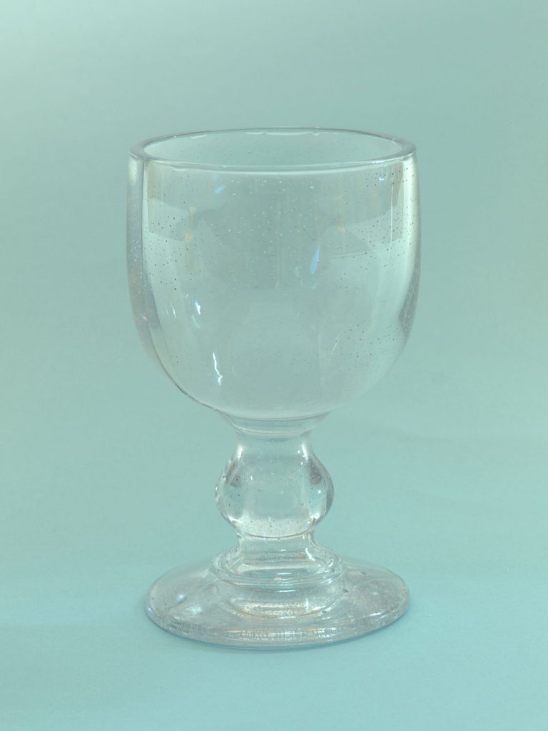 Voor je tv of clipshoot suikerglas. Wijnglas korte steel, H*B 13,5 x 8,2 cm.