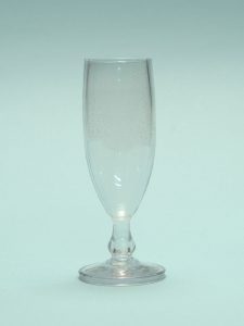 Champagneglas van suikerglas met de afmetingen: 16,2 x 5 cm.