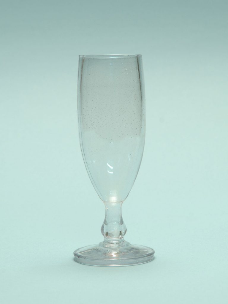 Champagneglas van suikerglas met de afmetingen: 16,2 x 5 cm.