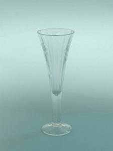 Filmglas-veiuligheidsglas op de set. Suikerglazen Champgneglas, Fluit, hoekig geslepen. Afmeting: 20 x 6,8 cm.