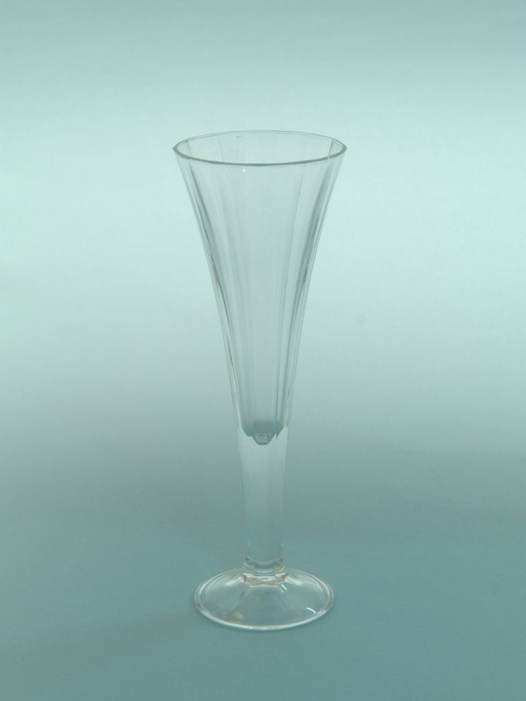 Filmglas-veiuligheidsglas op de set. Suikerglazen Champgneglas, Fluit, hoekig geslepen. Afmeting: 20 x 6,8 cm.
