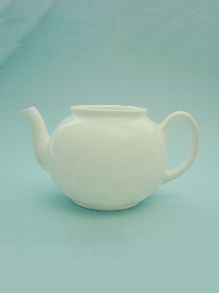 Theepot van suikerglas. Afmeting theepot ca. 12 cm. x 16 cm.