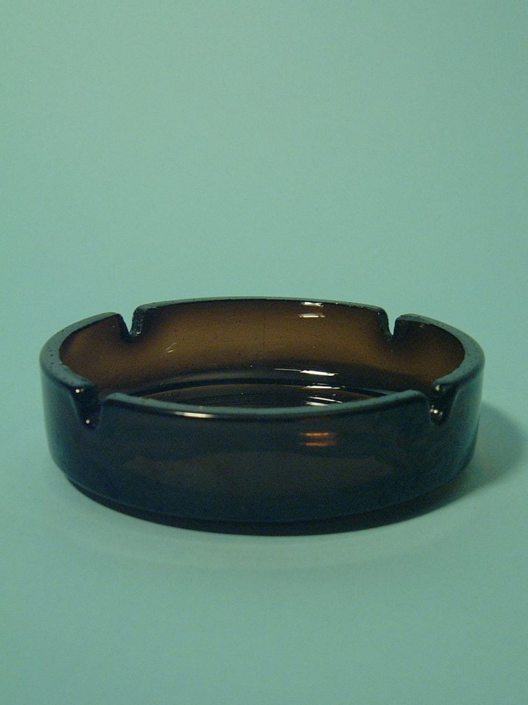Sugar glass ashtray. Round, brown, size 4 x ø 14 cm.