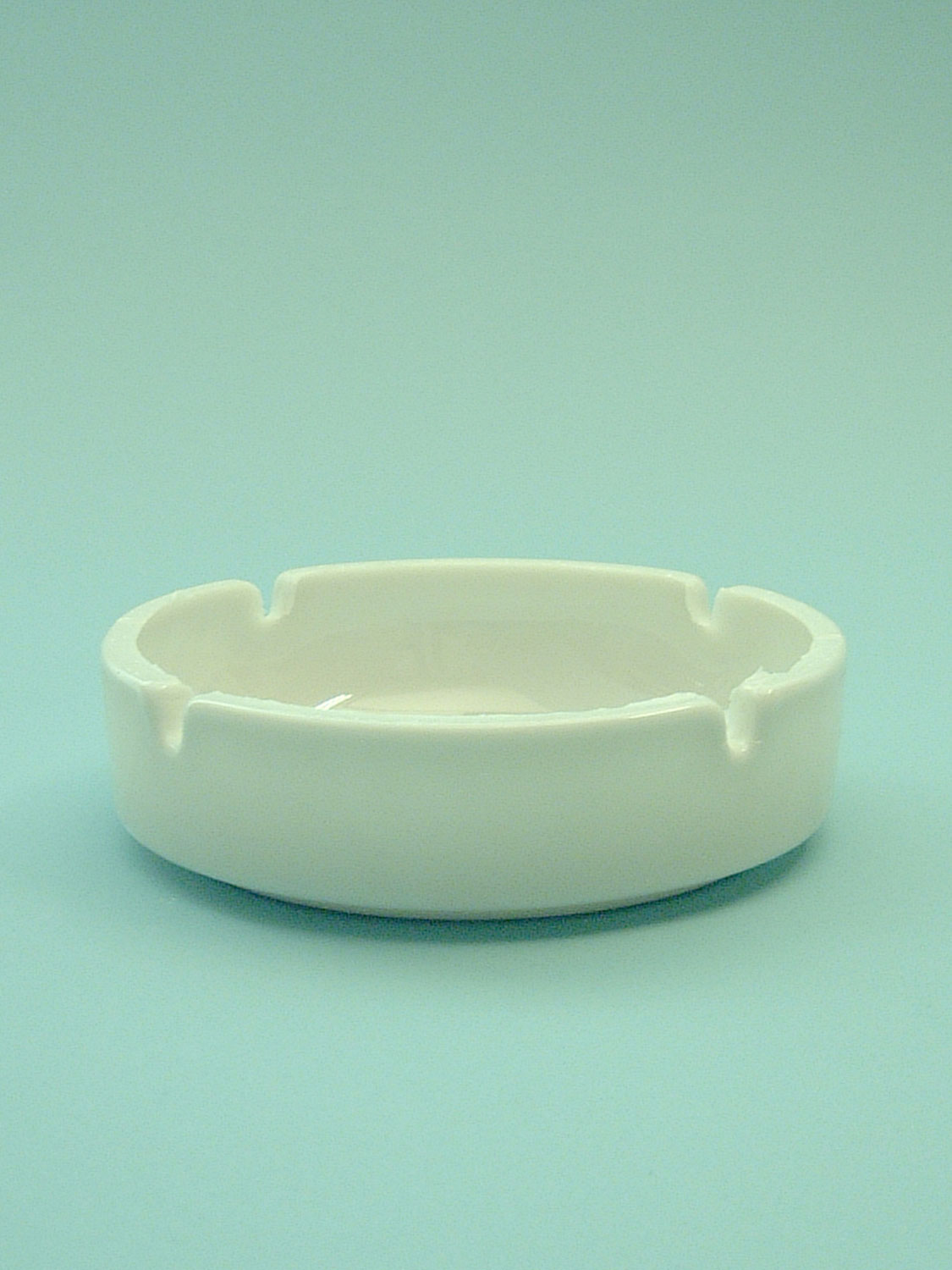 Sugar glass ashtray, White 4 x ø 14 cm.
