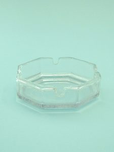 Asbak suikerglas transparant. 8-hoekig, afmeting : 3,5 x ø 11 cm.