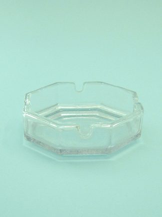 Asbak suikerglas transparant. 8-hoekig, afmeting : 3,5 x ø 11 cm.