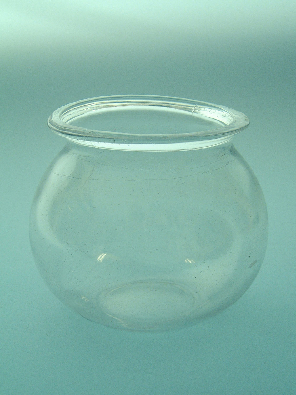 Suikerglas goudvissenkom. Afmeting 15,5 x ø 16,5 cm.