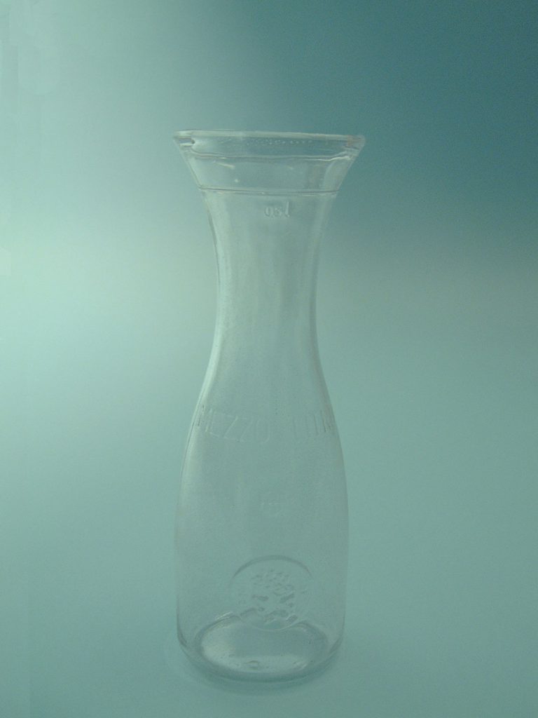 Voor video of film.Suikerglas Italiaanse Karaf. Afmeting: 0,5 Liter, 23 x ø 8 cm.