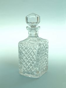 Suikerglas Kristalkaraf, “Geruit”, afmeting 19,5 (25,5) x ø 9,5 cm.