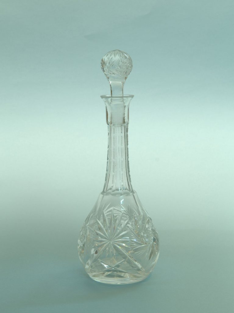 Jugendstil – Karaf, 21,5(26,5) x ø 9,7/4 cm. gemaak van suikerglas voor film, TV en videoproductie.