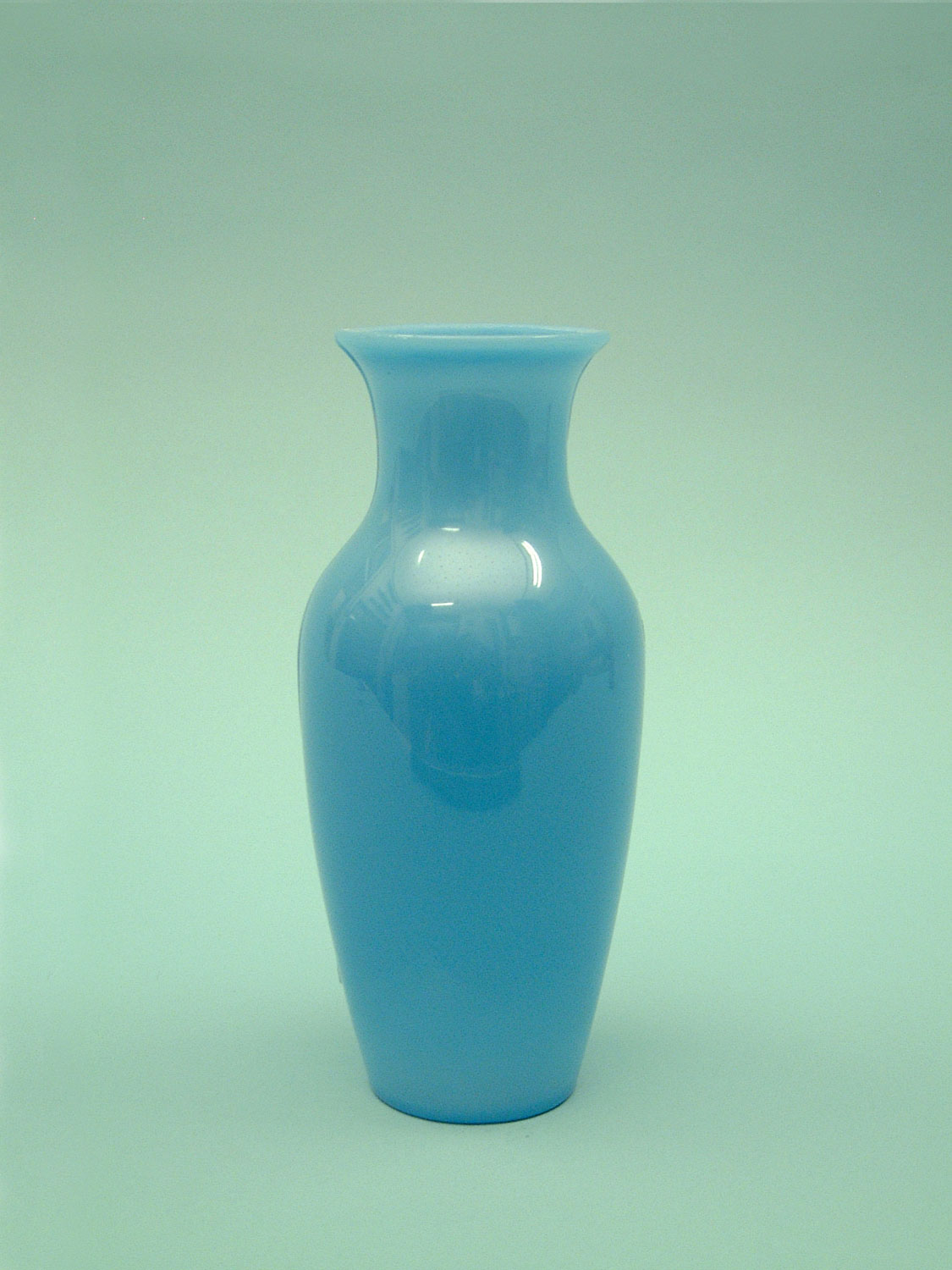 White sugar glass vase. Vase made of sugar glass for film / video. Standard, White 22.5 x 10 cm.