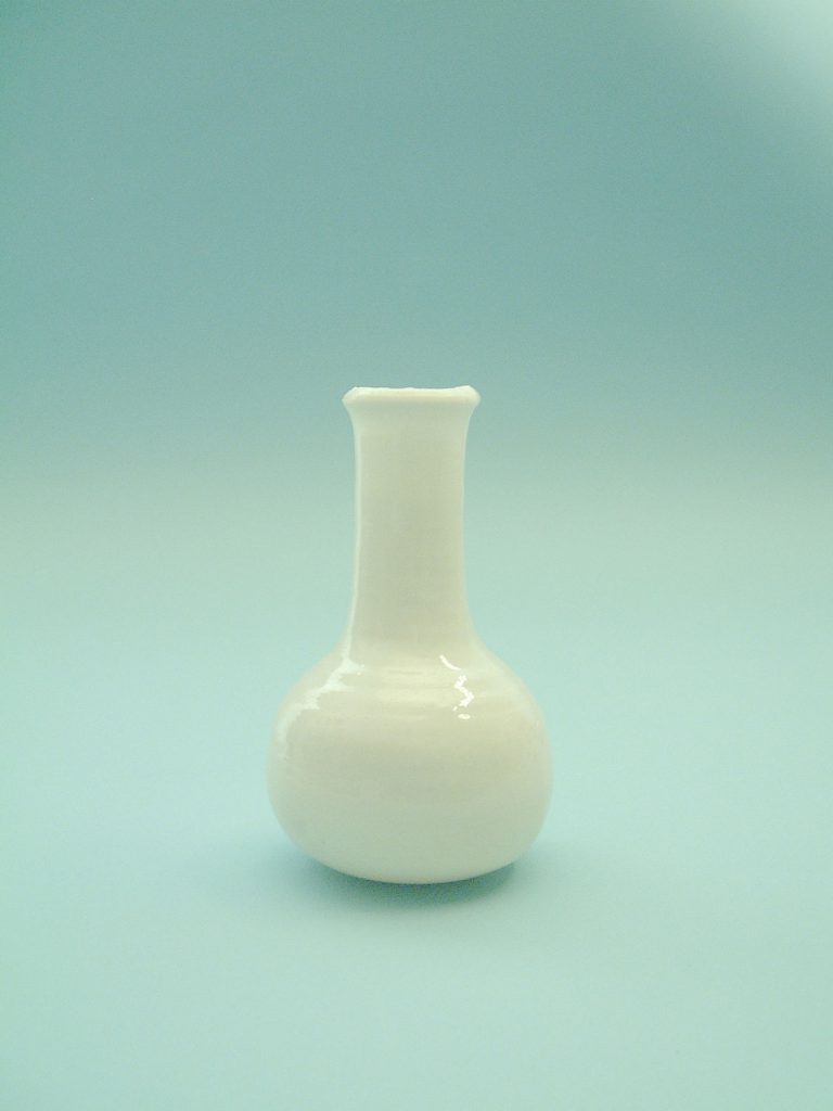 Vase of sugar glass. fragile fake glass for film and TV productions. Belly model small, dim .: 15.5 x 9.5 cm.