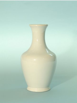 White sugar glass vase, model Cleopatra. 19.5 x 11 cm. Need fragile glass? On a safe set you use sugar glass / fake glass where necessary.