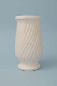 Need a vase on the set? Vase wave pattern 31 x 17 cm.