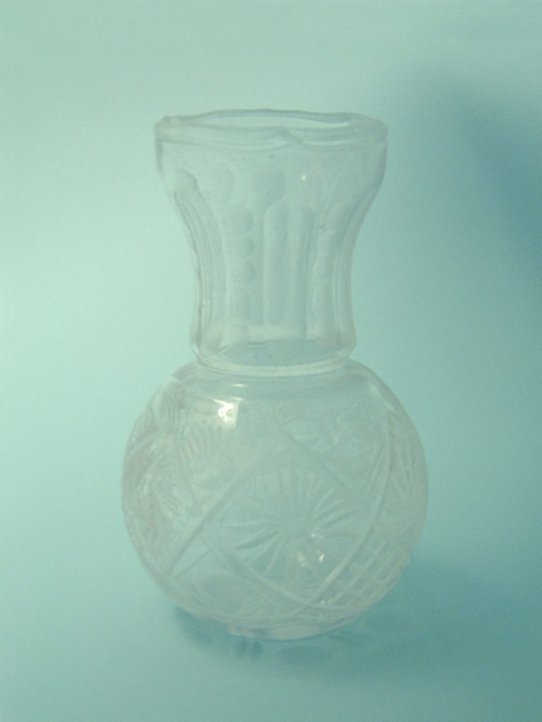 Transparent sugar glass Crystal vase spherical shape 21.5 x 13 cm.