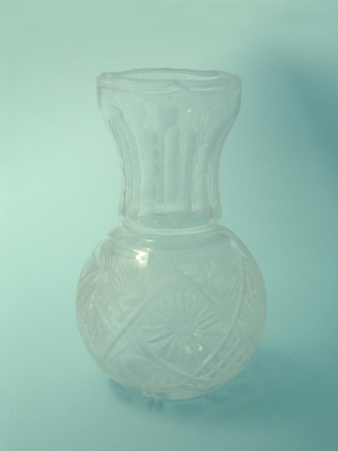 Transparent sugar glass Crystal vase spherical shape 21.5 x 13 cm.