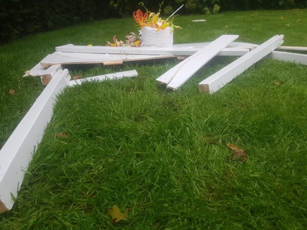 (Tuin) tafel uit balsahout. Te gebruiken als bijvoorbeeld stunt rekwisiet.