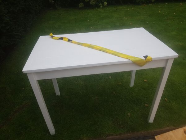 Balsahouten tafel klaar voor gebruik.