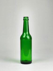 Groen Becks bierflesje van suikerglas.