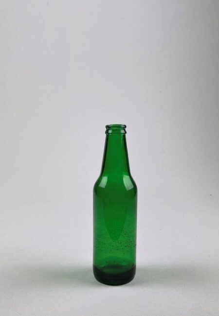 Groene heineken kopie als breakaway van suikerglas voor Film en video.