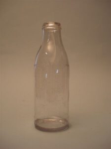 Melkfles gemnaakt van suikerglas. Veilig werken op de set!