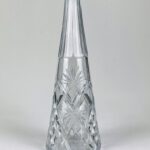 Karaf van suikerglas in kegelvorm en geslepen.