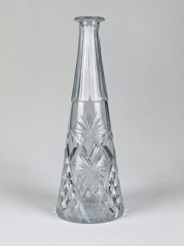 Karaf van suikerglas in kegelvorm en geslepen.